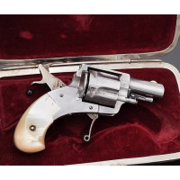 Armes de Poing REVOLVER  THE PUPPY   FAURE LEPAGE A PARIS   CALIBRE 7MM   EN COFFRET  -  FRANCE XIXè {PRODUCT_REFERENCE} - 7