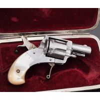 Armes de Poing REVOLVER THE PUPPY  FAURE LEPAGE A PARIS  CALIBRE 7MM  EN COFFRET  VERS 1870  -  FRANCE XIXè {PRODUCT_REFERENCE} 