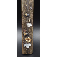 Art du Japon BEAU KOZUKA EN CUIVRE LIBELLULE SUR BRANCHE FLEUIRIE DE NACRE SIGNATURE AU DOS JAPON PERIODE EDO (1615-1868) {PRODU