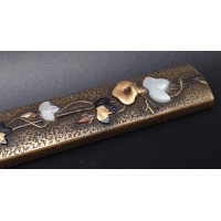 Art du Japon BEAU KOZUKA EN CUIVRE LIBELLULE SUR BRANCHE FLEUIRIE DE NACRE SIGNATURE AU DOS JAPON PERIODE EDO (1615-1868) {PRODU