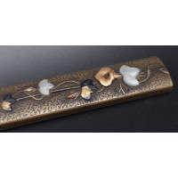 Art du Japon BEAU KOZUKA EN CUIVRE LIBELLULE SUR BRANCHE FLEUIRIE DE NACRE SIGNATURE AU DOS JAPON PERIODE EDO (1615-1868) {PRODU