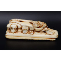 Art du Japon NETSUKE 18è FAMILLE DE SINGE SUR UN RADEAU DE BAMBOUS JAPON PERIODE EDO {PRODUCT_REFERENCE} - 1