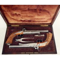 Armes de Poing EXTRAORDINAIRE COFFRET DE PISTOLETS A SYSTEME DE CHARGEMENT PAR LEFAUCHEUX INVENTEUR A PARIS VERS 1845 - FRANCE L