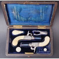 Armes de Poing RARE PETITE CASSETTE NECESSAIRE DE MAITRISE CONTENANT UNE PAIRE DE PISTOLETS MINIATURES - FRANCE XIXè {PRODUCT_RE