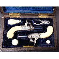 Armes de Poing RARE PETITE CASSETTE NECESSAIRE DE MAITRISE CONTENANT UNE PAIRE DE PISTOLETS MINIATURES - FRANCE XIXè {PRODUCT_RE