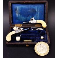 Armes de Poing RARE MINIATURE  CASSETTE NECESSAIRE DE MAITRISE CONTENANT UNE PAIRE DE PISTOLETS MINIATURES - FRANCE XIXè {PRODUC