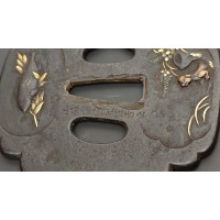 Art du Japon TSUBA MOKKO-GATA EN FER  YAMASHIRO SUMIYOSHI   CARPE CHIEN ET ESCARGOT  - JAPON EDO PERIODE XVIIè {PRODUCT_REFERENC