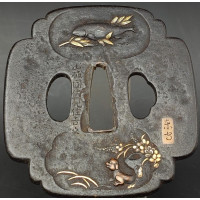 Art du Japon TSUBA MOKKO-GATA EN FER  YAMASHIRO SUMIYOSHI   CARPE CHIEN ET ESCARGOT  - JAPON EDO PERIODE XVIIè {PRODUCT_REFERENC