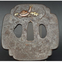 Art du Japon TSUBA MOKKO-GATA EN FER  YAMASHIRO SUMIYOSHI   CARPE CHIEN ET ESCARGOT  - JAPON EDO PERIODE XVIIè {PRODUCT_REFERENC