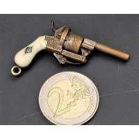 Armes de Poing MINUSCULE REVOLVER A BROCHE CALIBRE 1MM EN BRONZE ARGENTE  PENDENTIF  DE  BIJOUTIER  VERS 1870  -  FRANCE XIXè {P